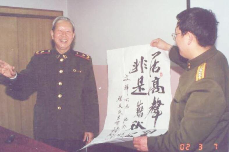 中國(guó)科學(xué)院院長(zhǎng)白春禮院士與胡文祥及其戰(zhàn)友合影
