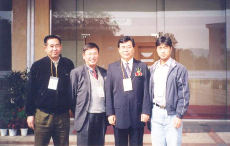 中國(guó)科學(xué)院院長(zhǎng)白春禮院士與胡文祥及其戰(zhàn)友合影